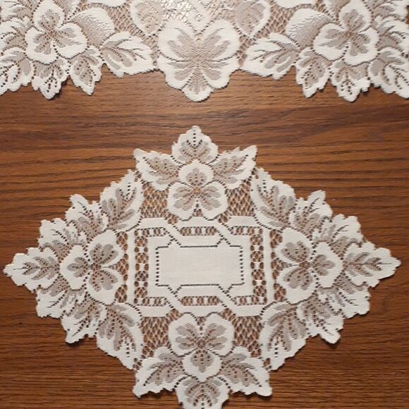 -3 pc bundle of vtg.white Heirloom Lace doilies, runner, placemat, & doily - Picture 6 of 10